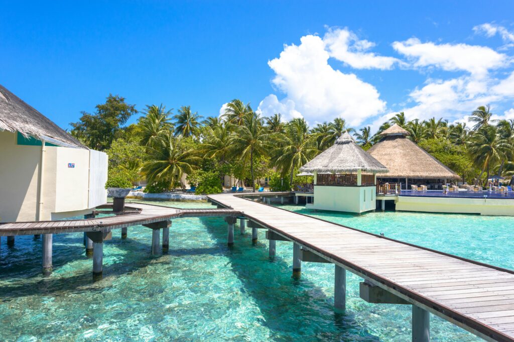 Lunes de miel d'exception : destinations pour un voyage inoubliable Explore tropical paradise with stunning overwater bungalows and crystal-clear waters in the Maldives.